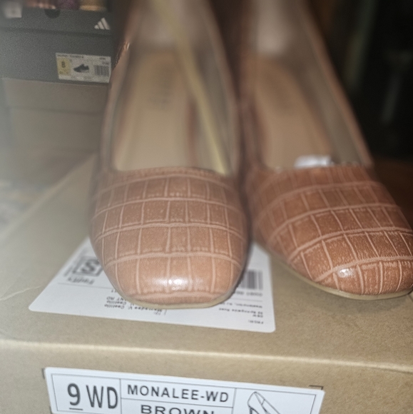 Journee Monalee Brown wide - Picture 2 of 4